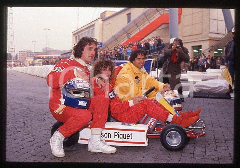 1988 F1 - AIRC Alain PROST Nelson PIQUET Kelly LEBROCK *35mm vintage slide 3 Diapositiva d'epoca, in formato 35 mm.Diapositiva scattata durante una gara di beneficenza a favore dell'AIRC. E' severamente vietata la riproduzione. Tutti i diritti sono riservati. ICharta mette in vendita, sul negozio eBay e in esclusiva sul sito "icharta" il proprio archivio composto da numerose diapositive e negativi fotografici d'epoca, tutti originali e autentici, che attraversano la storia del costume italiano tra la fine degli anni Sessanta e Novanta.Si tratta di uno sguardo inedito sull'attualità, la politica, la vita quotidiana, il gossip e la cultura, che fotografa il cambiamento della nazione in quest'ultimo scorcio del XX secolo. Un'occasione unica per il mercato del collezionismo, che vede finalmente disponibile un archivio eccezionale per vastità, tematiche e condizioni, in un settore (il negativo fotografico e la diapositiva) di assoluta novità e dalle interessanti prospettive di investimento. GOOD/buono   originale e autentica 1