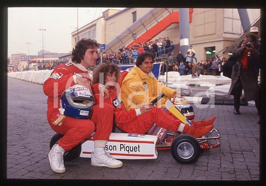 1988 F1 - AIRC Alain PROST Nelson PIQUET Kelly LEBROCK * 35mm vintage slide (2)   Diapositiva d'epoca, in formato 35 mm.Diapositiva scattata durante una gara di beneficenza a favore dell'AIRC.  CONDIZIONI: GOODE' severamente vietata la riproduzione. Tutti i diritti sono riservati. ICharta mette in vendita, sul negozio eBay e in esclusiva sul sito "icharta" il proprio archivio composto da numerose diapositive e negativi fotografici d'epoca, tutti originali e autentici, che attraversano la storia del costume italiano tra gli la fine degli anni Sessanta e Novanta.Si tratta di uno sguardo inedito sull'attualità, la politica, la vita quotidiana, il gossip e la cultura, che fotografa il cambiamento della nazione in quest'ultimo scorcio del XX secolo. Un'occasione unica per il mercato del collezionismo, che vede finalmente disponibile un archivio eccezionale per vastità, tematiche e condizioni, in un settore (il negativo fotografico e la diapositiva) di assoluta novità e dalle interessanti prospettive di investimento. GOOD/buono   originale e autentica 1