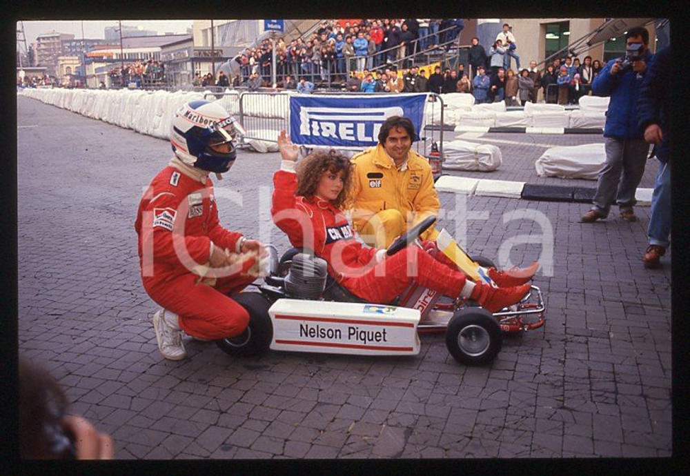 1988 F1 - AIRC Alain PROST Nelson PIQUET Kelly LEBROCK * 35mm vintage slide (10)   Diapositiva d'epoca, in formato 35 mm.Diapositiva scattata durante una gara di beneficenza a favore dell'AIRC.  CONDIZIONI: GOODE' severamente vietata la riproduzione. Tutti i diritti sono riservati. ICharta mette in vendita, sul negozio eBay e in esclusiva sul sito "icharta" il proprio archivio composto da numerose diapositive e negativi fotografici d'epoca, tutti originali e autentici, che attraversano la storia del costume italiano tra gli la fine degli anni Sessanta e Novanta.Si tratta di uno sguardo inedito sull'attualità, la politica, la vita quotidiana, il gossip e la cultura, che fotografa il cambiamento della nazione in quest'ultimo scorcio del XX secolo. Un'occasione unica per il mercato del collezionismo, che vede finalmente disponibile un archivio eccezionale per vastità, tematiche e condizioni, in un settore (il negativo fotografico e la diapositiva) di assoluta novità e dalle interessanti prospettive di investimento. GOOD/buono   originale e autentica 1