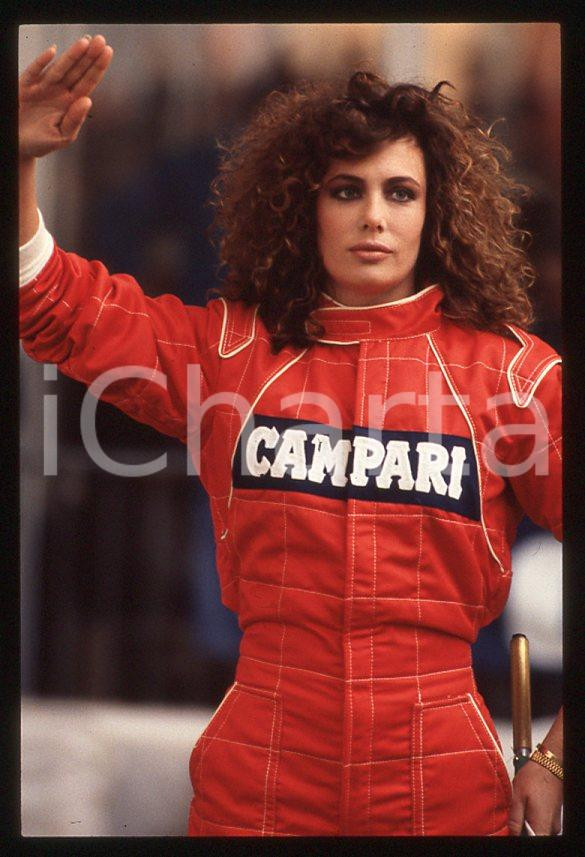 1988 ITALIA Kelly LEBROCK Gara di beneficenza AIRC * 35mm vintage slide (1)   Diapositiva d'epoca, in formato 35 mm.Diapositiva scattata durante una gara di beneficenza a favore dell'AIRC.  CONDIZIONI: GOODE' severamente vietata la riproduzione. Tutti i diritti sono riservati. ICharta mette in vendita, sul negozio eBay e in esclusiva sul sito "icharta" il proprio archivio composto da numerose diapositive e negativi fotografici d'epoca, tutti originali e autentici, che attraversano la storia del costume italiano tra gli la fine degli anni Sessanta e Novanta.Si tratta di uno sguardo inedito sull'attualità, la politica, la vita quotidiana, il gossip e la cultura, che fotografa il cambiamento della nazione in quest'ultimo scorcio del XX secolo. Un'occasione unica per il mercato del collezionismo, che vede finalmente disponibile un archivio eccezionale per vastità, tematiche e condizioni, in un settore (il negativo fotografico e la diapositiva) di assoluta novità e dalle interessanti prospettive di investimento. GOOD/buono   originale e autentica 1