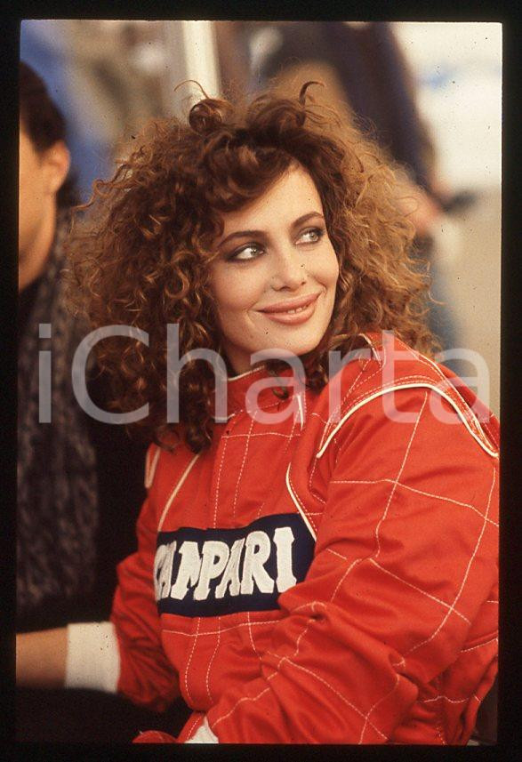 1988 ITALIA Kelly LEBROCK Gara di beneficenza AIRC * 35mm vintage slide (4)   Diapositiva d'epoca, in formato 35 mm.Diapositiva scattata durante una gara di beneficenza a favore dell'AIRC.  CONDIZIONI: GOODE' severamente vietata la riproduzione. Tutti i diritti sono riservati. ICharta mette in vendita, sul negozio eBay e in esclusiva sul sito "icharta" il proprio archivio composto da numerose diapositive e negativi fotografici d'epoca, tutti originali e autentici, che attraversano la storia del costume italiano tra gli la fine degli anni Sessanta e Novanta.Si tratta di uno sguardo inedito sull'attualità, la politica, la vita quotidiana, il gossip e la cultura, che fotografa il cambiamento della nazione in quest'ultimo scorcio del XX secolo. Un'occasione unica per il mercato del collezionismo, che vede finalmente disponibile un archivio eccezionale per vastità, tematiche e condizioni, in un settore (il negativo fotografico e la diapositiva) di assoluta novità e dalle interessanti prospettive di investimento. GOOD/buono   originale e autentica 1
