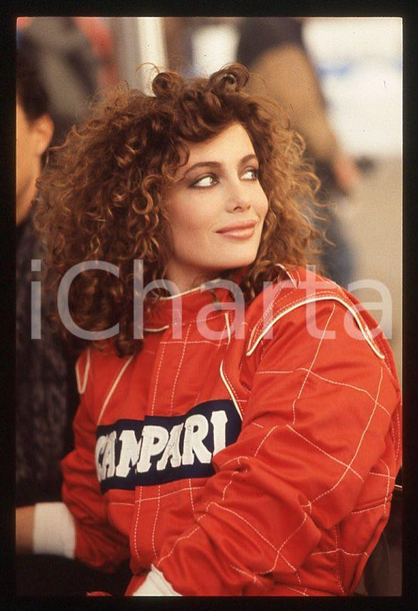 1988 ITALIA Kelly LEBROCK Gara di beneficenza AIRC * 35mm vintage slide (3)   Diapositiva d'epoca, in formato 35 mm.Diapositiva scattata durante una gara di beneficenza a favore dell'AIRC.  CONDIZIONI: GOODE' severamente vietata la riproduzione. Tutti i diritti sono riservati. ICharta mette in vendita, sul negozio eBay e in esclusiva sul sito "icharta" il proprio archivio composto da numerose diapositive e negativi fotografici d'epoca, tutti originali e autentici, che attraversano la storia del costume italiano tra gli la fine degli anni Sessanta e Novanta.Si tratta di uno sguardo inedito sull'attualità, la politica, la vita quotidiana, il gossip e la cultura, che fotografa il cambiamento della nazione in quest'ultimo scorcio del XX secolo. Un'occasione unica per il mercato del collezionismo, che vede finalmente disponibile un archivio eccezionale per vastità, tematiche e condizioni, in un settore (il negativo fotografico e la diapositiva) di assoluta novità e dalle interessanti prospettive di investimento. GOOD/buono   originale e autentica 1