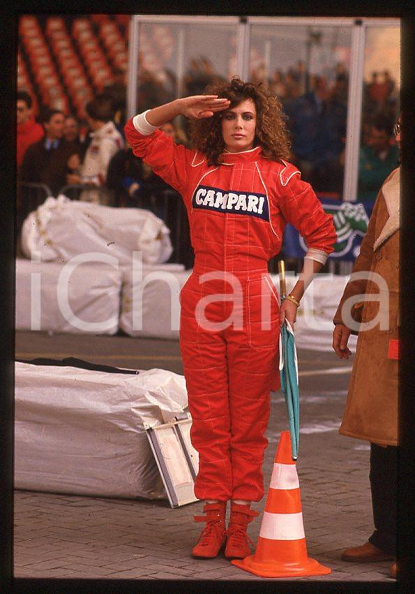 1988 ITALIA Kelly LEBROCK Gara di beneficenza AIRC * 35mm vintage slide (6)   Diapositiva d'epoca, in formato 35 mm.Diapositiva scattata durante una gara di beneficenza a favore dell'AIRC.  CONDIZIONI: GOODE' severamente vietata la riproduzione. Tutti i diritti sono riservati. ICharta mette in vendita, sul negozio eBay e in esclusiva sul sito "icharta" il proprio archivio composto da numerose diapositive e negativi fotografici d'epoca, tutti originali e autentici, che attraversano la storia del costume italiano tra gli la fine degli anni Sessanta e Novanta.Si tratta di uno sguardo inedito sull'attualità, la politica, la vita quotidiana, il gossip e la cultura, che fotografa il cambiamento della nazione in quest'ultimo scorcio del XX secolo. Un'occasione unica per il mercato del collezionismo, che vede finalmente disponibile un archivio eccezionale per vastità, tematiche e condizioni, in un settore (il negativo fotografico e la diapositiva) di assoluta novità e dalle interessanti prospettive di investimento. GOOD/buono   originale e autentica 1