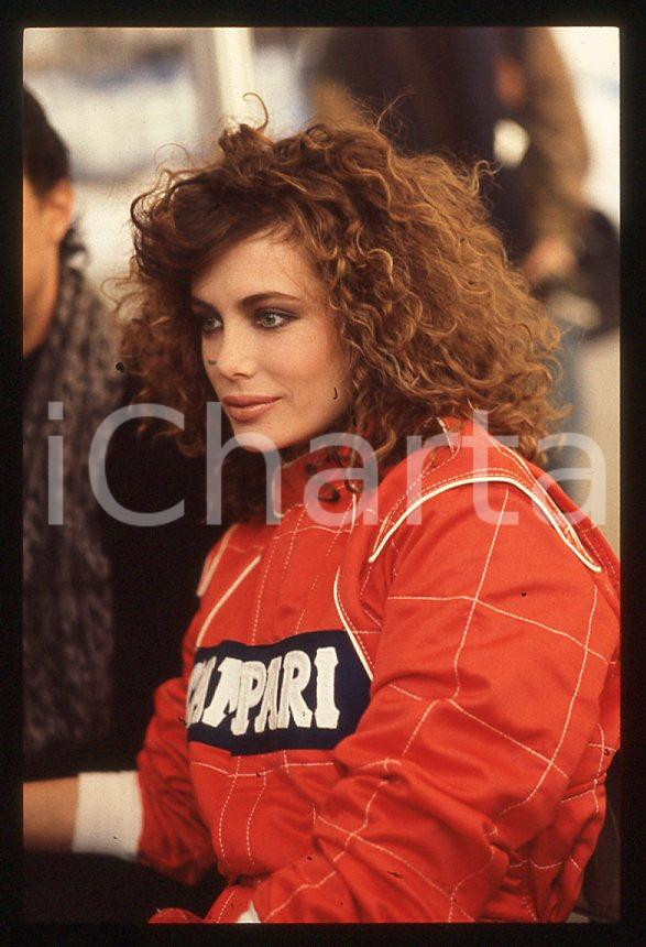 1988 ITALIA Kelly LEBROCK Gara di beneficenza AIRC * 35mm vintage slide (5)   Diapositiva d'epoca, in formato 35 mm.Diapositiva scattata durante una gara di beneficenza a favore dell'AIRC.  CONDIZIONI: GOODE' severamente vietata la riproduzione. Tutti i diritti sono riservati. ICharta mette in vendita, sul negozio eBay e in esclusiva sul sito "icharta" il proprio archivio composto da numerose diapositive e negativi fotografici d'epoca, tutti originali e autentici, che attraversano la storia del costume italiano tra gli la fine degli anni Sessanta e Novanta.Si tratta di uno sguardo inedito sull'attualità, la politica, la vita quotidiana, il gossip e la cultura, che fotografa il cambiamento della nazione in quest'ultimo scorcio del XX secolo. Un'occasione unica per il mercato del collezionismo, che vede finalmente disponibile un archivio eccezionale per vastità, tematiche e condizioni, in un settore (il negativo fotografico e la diapositiva) di assoluta novità e dalle interessanti prospettive di investimento. GOOD/buono   originale e autentica 1