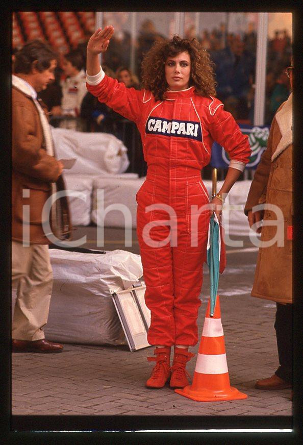 1988 ITALIA Kelly LEBROCK Gara di beneficenza AIRC * 35mm vintage slide (9)   Diapositiva d'epoca, in formato 35 mm.Diapositiva scattata durante una gara di beneficenza a favore dell'AIRC.  CONDIZIONI: GOODE' severamente vietata la riproduzione. Tutti i diritti sono riservati. ICharta mette in vendita, sul negozio eBay e in esclusiva sul sito "icharta" il proprio archivio composto da numerose diapositive e negativi fotografici d'epoca, tutti originali e autentici, che attraversano la storia del costume italiano tra gli la fine degli anni Sessanta e Novanta.Si tratta di uno sguardo inedito sull'attualità, la politica, la vita quotidiana, il gossip e la cultura, che fotografa il cambiamento della nazione in quest'ultimo scorcio del XX secolo. Un'occasione unica per il mercato del collezionismo, che vede finalmente disponibile un archivio eccezionale per vastità, tematiche e condizioni, in un settore (il negativo fotografico e la diapositiva) di assoluta novità e dalle interessanti prospettive di investimento. GOOD/buono   originale e autentica 1