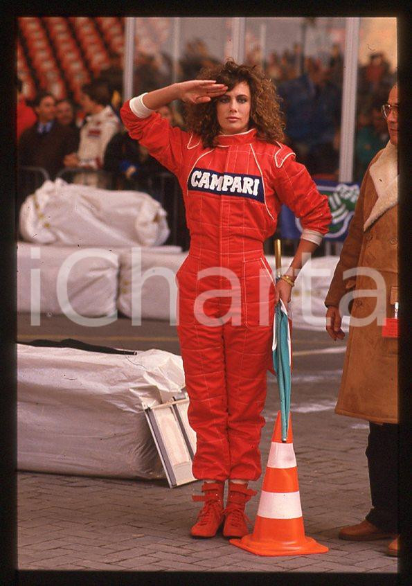 1988 ITALIA Kelly LEBROCK Gara di beneficenza AIRC * 35mm vintage slide (8)   Diapositiva d'epoca, in formato 35 mm.Diapositiva scattata durante una gara di beneficenza a favore dell'AIRC.  CONDIZIONI: GOODE' severamente vietata la riproduzione. Tutti i diritti sono riservati. ICharta mette in vendita, sul negozio eBay e in esclusiva sul sito "icharta" il proprio archivio composto da numerose diapositive e negativi fotografici d'epoca, tutti originali e autentici, che attraversano la storia del costume italiano tra gli la fine degli anni Sessanta e Novanta.Si tratta di uno sguardo inedito sull'attualità, la politica, la vita quotidiana, il gossip e la cultura, che fotografa il cambiamento della nazione in quest'ultimo scorcio del XX secolo. Un'occasione unica per il mercato del collezionismo, che vede finalmente disponibile un archivio eccezionale per vastità, tematiche e condizioni, in un settore (il negativo fotografico e la diapositiva) di assoluta novità e dalle interessanti prospettive di investimento. GOOD/buono   originale e autentica 1