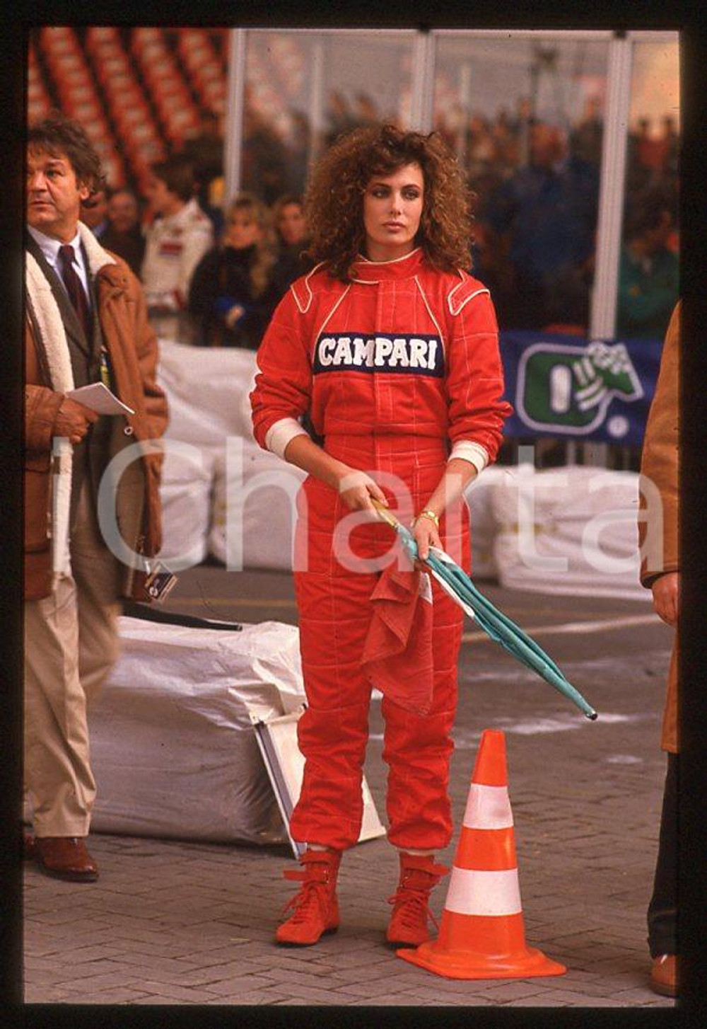 1988 ITALIA Kelly LEBROCK Gara di beneficenza AIRC * 35mm vintage slide (13)   Diapositiva d'epoca, in formato 35 mm.Diapositiva scattata durante una gara di beneficenza a favore dell'AIRC.  CONDIZIONI: GOODE' severamente vietata la riproduzione. Tutti i diritti sono riservati. ICharta mette in vendita, sul negozio eBay e in esclusiva sul sito "icharta" il proprio archivio composto da numerose diapositive e negativi fotografici d'epoca, tutti originali e autentici, che attraversano la storia del costume italiano tra gli la fine degli anni Sessanta e Novanta.Si tratta di uno sguardo inedito sull'attualità, la politica, la vita quotidiana, il gossip e la cultura, che fotografa il cambiamento della nazione in quest'ultimo scorcio del XX secolo. Un'occasione unica per il mercato del collezionismo, che vede finalmente disponibile un archivio eccezionale per vastità, tematiche e condizioni, in un settore (il negativo fotografico e la diapositiva) di assoluta novità e dalle interessanti prospettive di investimento. GOOD/buono   originale e autentica 1