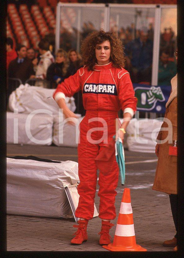 1988 ITALIA Kelly LEBROCK Gara di beneficenza AIRC * 35mm vintage slide (12)   Diapositiva d'epoca, in formato 35 mm.Diapositiva scattata durante una gara di beneficenza a favore dell'AIRC.  CONDIZIONI: GOODE' severamente vietata la riproduzione. Tutti i diritti sono riservati. ICharta mette in vendita, sul negozio eBay e in esclusiva sul sito "icharta" il proprio archivio composto da numerose diapositive e negativi fotografici d'epoca, tutti originali e autentici, che attraversano la storia del costume italiano tra gli la fine degli anni Sessanta e Novanta.Si tratta di uno sguardo inedito sull'attualità, la politica, la vita quotidiana, il gossip e la cultura, che fotografa il cambiamento della nazione in quest'ultimo scorcio del XX secolo. Un'occasione unica per il mercato del collezionismo, che vede finalmente disponibile un archivio eccezionale per vastità, tematiche e condizioni, in un settore (il negativo fotografico e la diapositiva) di assoluta novità e dalle interessanti prospettive di investimento. GOOD/buono   originale e autentica 1