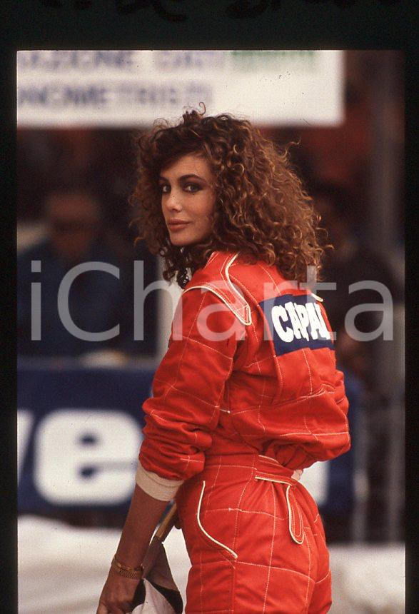 1988 ITALIA Kelly LEBROCK Gara di beneficenza AIRC * 35mm vintage slide (14)   Diapositiva d'epoca, in formato 35 mm.Diapositiva scattata durante una gara di beneficenza a favore dell'AIRC.  CONDIZIONI: GOODE' severamente vietata la riproduzione. Tutti i diritti sono riservati. ICharta mette in vendita, sul negozio eBay e in esclusiva sul sito "icharta" il proprio archivio composto da numerose diapositive e negativi fotografici d'epoca, tutti originali e autentici, che attraversano la storia del costume italiano tra gli la fine degli anni Sessanta e Novanta.Si tratta di uno sguardo inedito sull'attualità, la politica, la vita quotidiana, il gossip e la cultura, che fotografa il cambiamento della nazione in quest'ultimo scorcio del XX secolo. Un'occasione unica per il mercato del collezionismo, che vede finalmente disponibile un archivio eccezionale per vastità, tematiche e condizioni, in un settore (il negativo fotografico e la diapositiva) di assoluta novità e dalle interessanti prospettive di investimento. GOOD/buono   originale e autentica 1