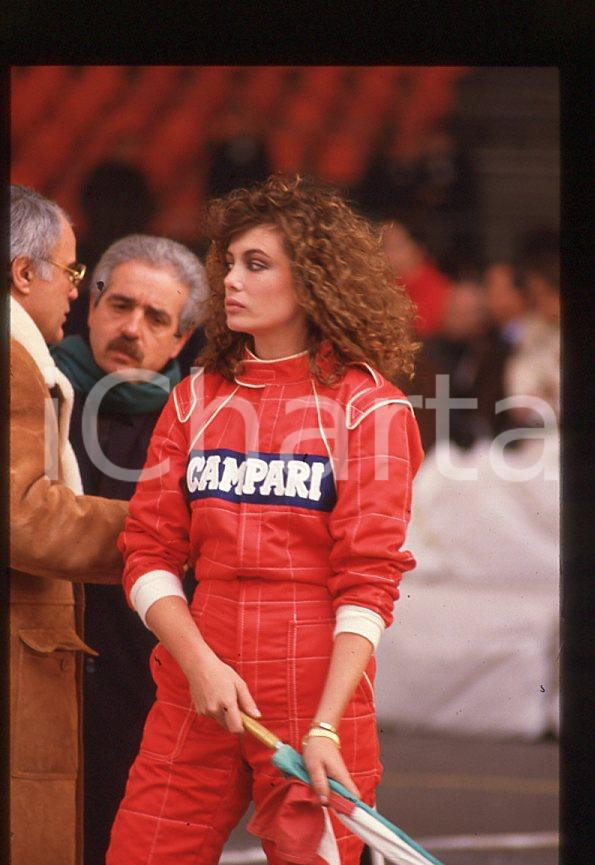1988 ITALIA Kelly LEBROCK Gara di beneficenza AIRC * 35mm vintage slide (15)   Diapositiva d'epoca, in formato 35 mm.Diapositiva scattata durante una gara di beneficenza a favore dell'AIRC.  CONDIZIONI: GOODE' severamente vietata la riproduzione. Tutti i diritti sono riservati. ICharta mette in vendita, sul negozio eBay e in esclusiva sul sito "icharta" il proprio archivio composto da numerose diapositive e negativi fotografici d'epoca, tutti originali e autentici, che attraversano la storia del costume italiano tra gli la fine degli anni Sessanta e Novanta.Si tratta di uno sguardo inedito sull'attualità, la politica, la vita quotidiana, il gossip e la cultura, che fotografa il cambiamento della nazione in quest'ultimo scorcio del XX secolo. Un'occasione unica per il mercato del collezionismo, che vede finalmente disponibile un archivio eccezionale per vastità, tematiche e condizioni, in un settore (il negativo fotografico e la diapositiva) di assoluta novità e dalle interessanti prospettive di investimento. GOOD/buono   originale e autentica 1