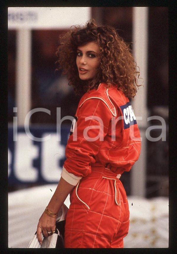 1988 ITALIA Kelly LEBROCK Gara di beneficenza AIRC * 35mm vintage slide (19)   Diapositiva d'epoca, in formato 35 mm.Diapositiva scattata durante una gara di beneficenza a favore dell'AIRC.  CONDIZIONI: GOODE' severamente vietata la riproduzione. Tutti i diritti sono riservati. ICharta mette in vendita, sul negozio eBay e in esclusiva sul sito "icharta" il proprio archivio composto da numerose diapositive e negativi fotografici d'epoca, tutti originali e autentici, che attraversano la storia del costume italiano tra gli la fine degli anni Sessanta e Novanta.Si tratta di uno sguardo inedito sull'attualità, la politica, la vita quotidiana, il gossip e la cultura, che fotografa il cambiamento della nazione in quest'ultimo scorcio del XX secolo. Un'occasione unica per il mercato del collezionismo, che vede finalmente disponibile un archivio eccezionale per vastità, tematiche e condizioni, in un settore (il negativo fotografico e la diapositiva) di assoluta novità e dalle interessanti prospettive di investimento. GOOD/buono   originale e autentica 1