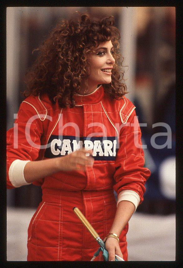 1988 ITALIA Kelly LEBROCK Gara di beneficenza AIRC * 35mm vintage slide (18)   Diapositiva d'epoca, in formato 35 mm.Diapositiva scattata durante una gara di beneficenza a favore dell'AIRC.  CONDIZIONI: GOODE' severamente vietata la riproduzione. Tutti i diritti sono riservati. ICharta mette in vendita, sul negozio eBay e in esclusiva sul sito "icharta" il proprio archivio composto da numerose diapositive e negativi fotografici d'epoca, tutti originali e autentici, che attraversano la storia del costume italiano tra gli la fine degli anni Sessanta e Novanta.Si tratta di uno sguardo inedito sull'attualità, la politica, la vita quotidiana, il gossip e la cultura, che fotografa il cambiamento della nazione in quest'ultimo scorcio del XX secolo. Un'occasione unica per il mercato del collezionismo, che vede finalmente disponibile un archivio eccezionale per vastità, tematiche e condizioni, in un settore (il negativo fotografico e la diapositiva) di assoluta novità e dalle interessanti prospettive di investimento. GOOD/buono   originale e autentica 1