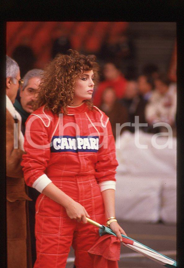 1988 ITALIA Kelly LEBROCK Gara di beneficenza AIRC * 35mm vintage slide (17)   Diapositiva d'epoca, in formato 35 mm.Diapositiva scattata durante una gara di beneficenza a favore dell'AIRC.  CONDIZIONI: GOODE' severamente vietata la riproduzione. Tutti i diritti sono riservati. ICharta mette in vendita, sul negozio eBay e in esclusiva sul sito "icharta" il proprio archivio composto da numerose diapositive e negativi fotografici d'epoca, tutti originali e autentici, che attraversano la storia del costume italiano tra gli la fine degli anni Sessanta e Novanta.Si tratta di uno sguardo inedito sull'attualità, la politica, la vita quotidiana, il gossip e la cultura, che fotografa il cambiamento della nazione in quest'ultimo scorcio del XX secolo. Un'occasione unica per il mercato del collezionismo, che vede finalmente disponibile un archivio eccezionale per vastità, tematiche e condizioni, in un settore (il negativo fotografico e la diapositiva) di assoluta novità e dalle interessanti prospettive di investimento. GOOD/buono   originale e autentica 1