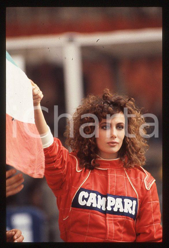 1988 ITALIA Kelly LEBROCK Gara di beneficenza AIRC * 35mm vintage slide (24)   Diapositiva d'epoca, in formato 35 mm.Diapositiva scattata durante una gara di beneficenza a favore dell'AIRC.  CONDIZIONI: GOODE' severamente vietata la riproduzione. Tutti i diritti sono riservati. ICharta mette in vendita, sul negozio eBay e in esclusiva sul sito "icharta" il proprio archivio composto da numerose diapositive e negativi fotografici d'epoca, tutti originali e autentici, che attraversano la storia del costume italiano tra gli la fine degli anni Sessanta e Novanta.Si tratta di uno sguardo inedito sull'attualità, la politica, la vita quotidiana, il gossip e la cultura, che fotografa il cambiamento della nazione in quest'ultimo scorcio del XX secolo. Un'occasione unica per il mercato del collezionismo, che vede finalmente disponibile un archivio eccezionale per vastità, tematiche e condizioni, in un settore (il negativo fotografico e la diapositiva) di assoluta novità e dalle interessanti prospettive di investimento. GOOD/buono   originale e autentica 1