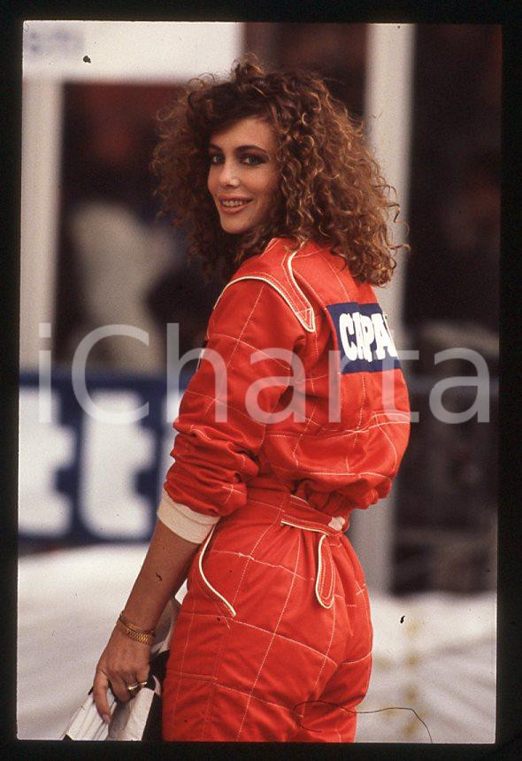1988 ITALIA Kelly LEBROCK Gara di beneficenza AIRC * 35mm vintage slide (23)   Diapositiva d'epoca, in formato 35 mm.Diapositiva scattata durante una gara di beneficenza a favore dell'AIRC.  CONDIZIONI: GOODE' severamente vietata la riproduzione. Tutti i diritti sono riservati. ICharta mette in vendita, sul negozio eBay e in esclusiva sul sito "icharta" il proprio archivio composto da numerose diapositive e negativi fotografici d'epoca, tutti originali e autentici, che attraversano la storia del costume italiano tra gli la fine degli anni Sessanta e Novanta.Si tratta di uno sguardo inedito sull'attualità, la politica, la vita quotidiana, il gossip e la cultura, che fotografa il cambiamento della nazione in quest'ultimo scorcio del XX secolo. Un'occasione unica per il mercato del collezionismo, che vede finalmente disponibile un archivio eccezionale per vastità, tematiche e condizioni, in un settore (il negativo fotografico e la diapositiva) di assoluta novità e dalle interessanti prospettive di investimento. GOOD/buono   originale e autentica 1