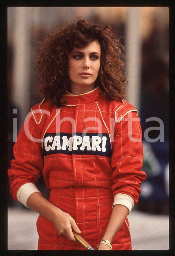 1988 ITALIA Kelly LEBROCK Gara di beneficenza AIRC * 35mm vintage slide (21)   Diapositiva d'epoca, in formato 35 mm.Diapositiva scattata durante una gara di beneficenza a favore dell'AIRC.  CONDIZIONI: GOODE' severamente vietata la riproduzione. Tutti i diritti sono riservati. ICharta mette in vendita, sul negozio eBay e in esclusiva sul sito "icharta" il proprio archivio composto da numerose diapositive e negativi fotografici d'epoca, tutti originali e autentici, che attraversano la storia del costume italiano tra gli la fine degli anni Sessanta e Novanta.Si tratta di uno sguardo inedito sull'attualità, la politica, la vita quotidiana, il gossip e la cultura, che fotografa il cambiamento della nazione in quest'ultimo scorcio del XX secolo. Un'occasione unica per il mercato del collezionismo, che vede finalmente disponibile un archivio eccezionale per vastità, tematiche e condizioni, in un settore (il negativo fotografico e la diapositiva) di assoluta novità e dalle interessanti prospettive di investimento. GOOD/buono   originale e autentica 1