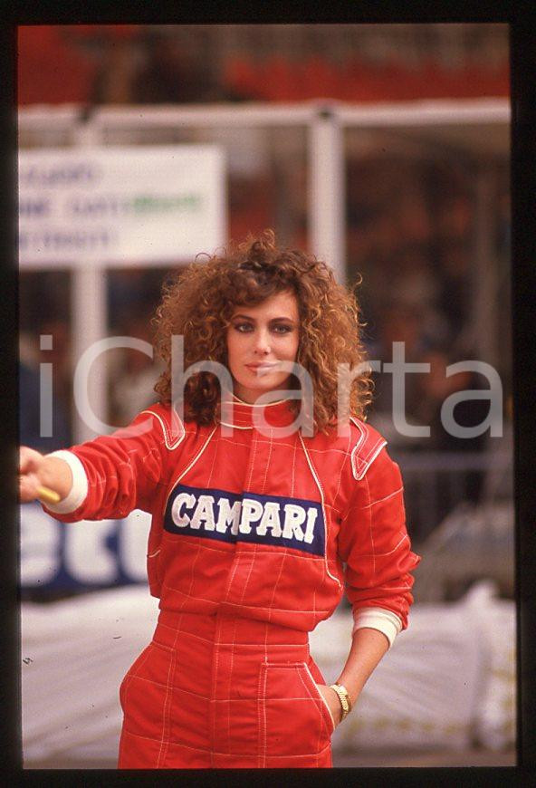 1988 ITALIA Kelly LEBROCK Gara di beneficenza AIRC * 35mm vintage slide (29)   Diapositiva d'epoca, in formato 35 mm.Diapositiva scattata durante una gara di beneficenza a favore dell'AIRC.  CONDIZIONI: GOODE' severamente vietata la riproduzione. Tutti i diritti sono riservati. ICharta mette in vendita, sul negozio eBay e in esclusiva sul sito "icharta" il proprio archivio composto da numerose diapositive e negativi fotografici d'epoca, tutti originali e autentici, che attraversano la storia del costume italiano tra gli la fine degli anni Sessanta e Novanta.Si tratta di uno sguardo inedito sull'attualità, la politica, la vita quotidiana, il gossip e la cultura, che fotografa il cambiamento della nazione in quest'ultimo scorcio del XX secolo. Un'occasione unica per il mercato del collezionismo, che vede finalmente disponibile un archivio eccezionale per vastità, tematiche e condizioni, in un settore (il negativo fotografico e la diapositiva) di assoluta novità e dalle interessanti prospettive di investimento. GOOD/buono   originale e autentica 1