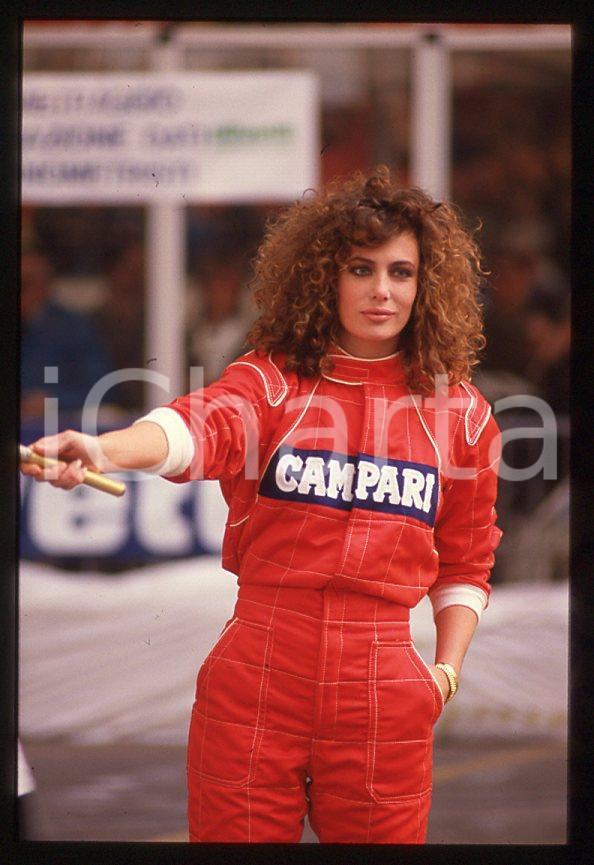 1988 ITALIA Kelly LEBROCK Gara di beneficenza AIRC * 35mm vintage slide (28)   Diapositiva d'epoca, in formato 35 mm.Diapositiva scattata durante una gara di beneficenza a favore dell'AIRC.  CONDIZIONI: GOODE' severamente vietata la riproduzione. Tutti i diritti sono riservati. ICharta mette in vendita, sul negozio eBay e in esclusiva sul sito "icharta" il proprio archivio composto da numerose diapositive e negativi fotografici d'epoca, tutti originali e autentici, che attraversano la storia del costume italiano tra gli la fine degli anni Sessanta e Novanta.Si tratta di uno sguardo inedito sull'attualità, la politica, la vita quotidiana, il gossip e la cultura, che fotografa il cambiamento della nazione in quest'ultimo scorcio del XX secolo. Un'occasione unica per il mercato del collezionismo, che vede finalmente disponibile un archivio eccezionale per vastità, tematiche e condizioni, in un settore (il negativo fotografico e la diapositiva) di assoluta novità e dalle interessanti prospettive di investimento. GOOD/buono   originale e autentica 1