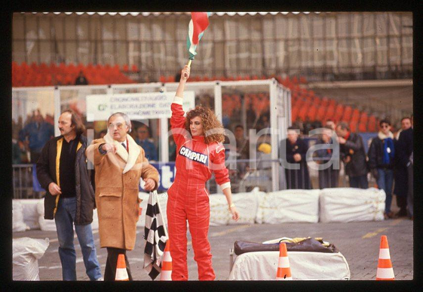 1988 ITALIA Kelly LEBROCK Gara di beneficenza AIRC * 35mm vintage slide (27)   Diapositiva d'epoca, in formato 35 mm.Diapositiva scattata durante una gara di beneficenza a favore dell'AIRC.  CONDIZIONI: GOODE' severamente vietata la riproduzione. Tutti i diritti sono riservati. ICharta mette in vendita, sul negozio eBay e in esclusiva sul sito "icharta" il proprio archivio composto da numerose diapositive e negativi fotografici d'epoca, tutti originali e autentici, che attraversano la storia del costume italiano tra gli la fine degli anni Sessanta e Novanta.Si tratta di uno sguardo inedito sull'attualità, la politica, la vita quotidiana, il gossip e la cultura, che fotografa il cambiamento della nazione in quest'ultimo scorcio del XX secolo. Un'occasione unica per il mercato del collezionismo, che vede finalmente disponibile un archivio eccezionale per vastità, tematiche e condizioni, in un settore (il negativo fotografico e la diapositiva) di assoluta novità e dalle interessanti prospettive di investimento. GOOD/buono   originale e autentica 1