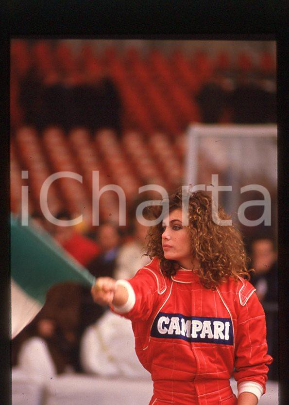 1988 ITALIA Kelly LEBROCK Gara di beneficenza AIRC * 35mm vintage slide (26)   Diapositiva d'epoca, in formato 35 mm.Diapositiva scattata durante una gara di beneficenza a favore dell'AIRC.  CONDIZIONI: GOODE' severamente vietata la riproduzione. Tutti i diritti sono riservati. ICharta mette in vendita, sul negozio eBay e in esclusiva sul sito "icharta" il proprio archivio composto da numerose diapositive e negativi fotografici d'epoca, tutti originali e autentici, che attraversano la storia del costume italiano tra gli la fine degli anni Sessanta e Novanta.Si tratta di uno sguardo inedito sull'attualità, la politica, la vita quotidiana, il gossip e la cultura, che fotografa il cambiamento della nazione in quest'ultimo scorcio del XX secolo. Un'occasione unica per il mercato del collezionismo, che vede finalmente disponibile un archivio eccezionale per vastità, tematiche e condizioni, in un settore (il negativo fotografico e la diapositiva) di assoluta novità e dalle interessanti prospettive di investimento. GOOD/buono   originale e autentica 1
