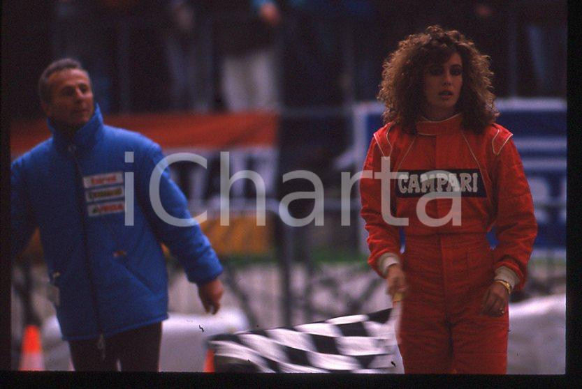 1988 ITALIA Kelly LEBROCK Gara di beneficenza AIRC * 35mm vintage slide (35)   Diapositiva d'epoca, in formato 35 mm.Diapositiva scattata durante una gara di beneficenza a favore dell'AIRC.  CONDIZIONI: GOODE' severamente vietata la riproduzione. Tutti i diritti sono riservati. ICharta mette in vendita, sul negozio eBay e in esclusiva sul sito "icharta" il proprio archivio composto da numerose diapositive e negativi fotografici d'epoca, tutti originali e autentici, che attraversano la storia del costume italiano tra gli la fine degli anni Sessanta e Novanta.Si tratta di uno sguardo inedito sull'attualità, la politica, la vita quotidiana, il gossip e la cultura, che fotografa il cambiamento della nazione in quest'ultimo scorcio del XX secolo. Un'occasione unica per il mercato del collezionismo, che vede finalmente disponibile un archivio eccezionale per vastità, tematiche e condizioni, in un settore (il negativo fotografico e la diapositiva) di assoluta novità e dalle interessanti prospettive di investimento. GOOD/buono   originale e autentica 1