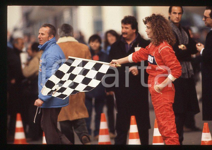 1988 ITALIA Kelly LEBROCK Gara di beneficenza AIRC * 35mm vintage slide (34)   Diapositiva d'epoca, in formato 35 mm.Diapositiva scattata durante una gara di beneficenza a favore dell'AIRC.  CONDIZIONI: GOODE' severamente vietata la riproduzione. Tutti i diritti sono riservati. ICharta mette in vendita, sul negozio eBay e in esclusiva sul sito "icharta" il proprio archivio composto da numerose diapositive e negativi fotografici d'epoca, tutti originali e autentici, che attraversano la storia del costume italiano tra gli la fine degli anni Sessanta e Novanta.Si tratta di uno sguardo inedito sull'attualità, la politica, la vita quotidiana, il gossip e la cultura, che fotografa il cambiamento della nazione in quest'ultimo scorcio del XX secolo. Un'occasione unica per il mercato del collezionismo, che vede finalmente disponibile un archivio eccezionale per vastità, tematiche e condizioni, in un settore (il negativo fotografico e la diapositiva) di assoluta novità e dalle interessanti prospettive di investimento. GOOD/buono   originale e autentica 1