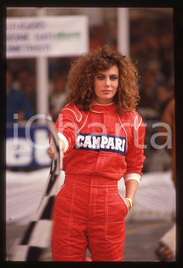 1988 ITALIA Kelly LEBROCK Gara di beneficenza AIRC * 35mm vintage slide (33)   Diapositiva d'epoca, in formato 35 mm.Diapositiva scattata durante una gara di beneficenza a favore dell'AIRC.  CONDIZIONI: GOODE' severamente vietata la riproduzione. Tutti i diritti sono riservati. ICharta mette in vendita, sul negozio eBay e in esclusiva sul sito "icharta" il proprio archivio composto da numerose diapositive e negativi fotografici d'epoca, tutti originali e autentici, che attraversano la storia del costume italiano tra gli la fine degli anni Sessanta e Novanta.Si tratta di uno sguardo inedito sull'attualità, la politica, la vita quotidiana, il gossip e la cultura, che fotografa il cambiamento della nazione in quest'ultimo scorcio del XX secolo. Un'occasione unica per il mercato del collezionismo, che vede finalmente disponibile un archivio eccezionale per vastità, tematiche e condizioni, in un settore (il negativo fotografico e la diapositiva) di assoluta novità e dalle interessanti prospettive di investimento. GOOD/buono   originale e autentica 1
