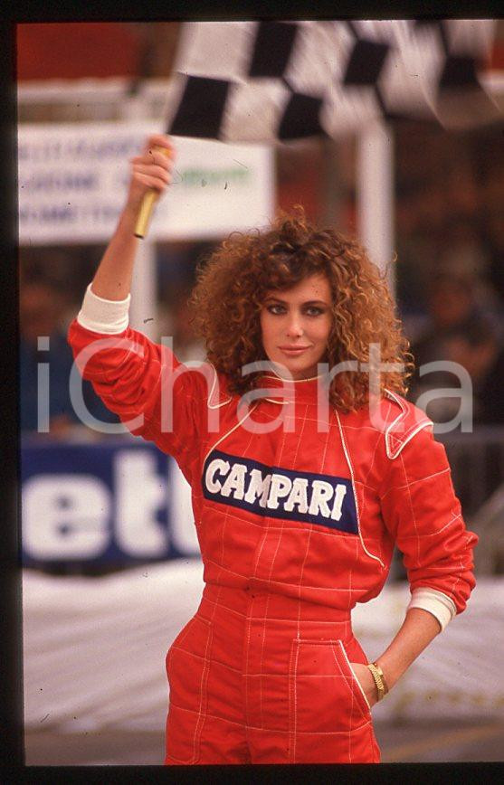 1988 ITALIA Kelly LEBROCK Gara di beneficenza AIRC * 35mm vintage slide (32)   Diapositiva d'epoca, in formato 35 mm.Diapositiva scattata durante una gara di beneficenza a favore dell'AIRC.  CONDIZIONI: GOODE' severamente vietata la riproduzione. Tutti i diritti sono riservati. ICharta mette in vendita, sul negozio eBay e in esclusiva sul sito "icharta" il proprio archivio composto da numerose diapositive e negativi fotografici d'epoca, tutti originali e autentici, che attraversano la storia del costume italiano tra gli la fine degli anni Sessanta e Novanta.Si tratta di uno sguardo inedito sull'attualità, la politica, la vita quotidiana, il gossip e la cultura, che fotografa il cambiamento della nazione in quest'ultimo scorcio del XX secolo. Un'occasione unica per il mercato del collezionismo, che vede finalmente disponibile un archivio eccezionale per vastità, tematiche e condizioni, in un settore (il negativo fotografico e la diapositiva) di assoluta novità e dalle interessanti prospettive di investimento. GOOD/buono   originale e autentica 1