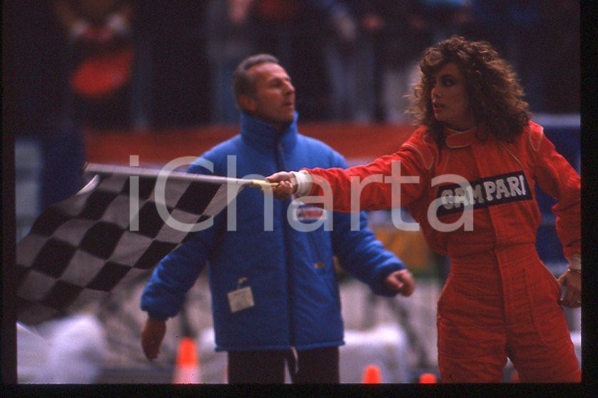 1988 ITALIA Kelly LEBROCK Gara di beneficenza AIRC * 35mm vintage slide (37)   Diapositiva d'epoca, in formato 35 mm.Diapositiva scattata durante una gara di beneficenza a favore dell'AIRC.  CONDIZIONI: GOODE' severamente vietata la riproduzione. Tutti i diritti sono riservati. ICharta mette in vendita, sul negozio eBay e in esclusiva sul sito "icharta" il proprio archivio composto da numerose diapositive e negativi fotografici d'epoca, tutti originali e autentici, che attraversano la storia del costume italiano tra gli la fine degli anni Sessanta e Novanta.Si tratta di uno sguardo inedito sull'attualità, la politica, la vita quotidiana, il gossip e la cultura, che fotografa il cambiamento della nazione in quest'ultimo scorcio del XX secolo. Un'occasione unica per il mercato del collezionismo, che vede finalmente disponibile un archivio eccezionale per vastità, tematiche e condizioni, in un settore (il negativo fotografico e la diapositiva) di assoluta novità e dalle interessanti prospettive di investimento. GOOD/buono   originale e autentica 1