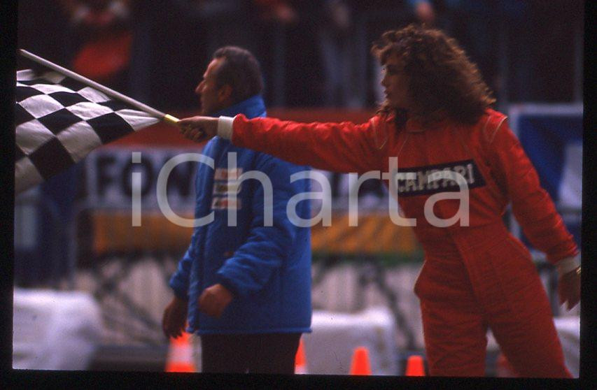 1988 ITALIA Kelly LEBROCK Gara di beneficenza AIRC * 35mm vintage slide (36)   Diapositiva d'epoca, in formato 35 mm.Diapositiva scattata durante una gara di beneficenza a favore dell'AIRC.  CONDIZIONI: GOODE' severamente vietata la riproduzione. Tutti i diritti sono riservati. ICharta mette in vendita, sul negozio eBay e in esclusiva sul sito "icharta" il proprio archivio composto da numerose diapositive e negativi fotografici d'epoca, tutti originali e autentici, che attraversano la storia del costume italiano tra gli la fine degli anni Sessanta e Novanta.Si tratta di uno sguardo inedito sull'attualità, la politica, la vita quotidiana, il gossip e la cultura, che fotografa il cambiamento della nazione in quest'ultimo scorcio del XX secolo. Un'occasione unica per il mercato del collezionismo, che vede finalmente disponibile un archivio eccezionale per vastità, tematiche e condizioni, in un settore (il negativo fotografico e la diapositiva) di assoluta novità e dalle interessanti prospettive di investimento. GOOD/buono   originale e autentica 1