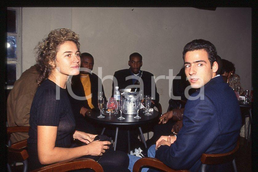 1985 ca René ARNOUX Pierre COSSO Lory DEL SANTO *35 mm vintage slide (9) Diapositiva d'epoca, in formato 35 mm.CONDIZIONI: GOODE' severamente vietata la riproduzione. Tutti i diritti sono riservati.ICharta mette in vendita, sul negozio eBay e in esclusiva sul sito "icharta" il proprio archivio composto da numerose diapositive e negativi fotografici d'epoca, tutti originali e autentici, che attraversano la storia del costume italiano tra gli la fine degli anni Sessanta e Novanta.Si tratta di uno sguardo inedito sull'attualità , la politica, la vita quotidiana, il gossip e la cultura, che fotografa il cambiamento della nazione in quest'ultimo scorcio del XX secolo. Un'occasione unica per il mercato del collezionismo, che vede finalmente disponibile un archivio eccezionale per vastità , tematiche e condizioni, in un settore (il negativo fotografico e la diapositiva) di assoluta novità e dalle interessanti prospettive di investimento. GOOD/buono   originale e autentica 1