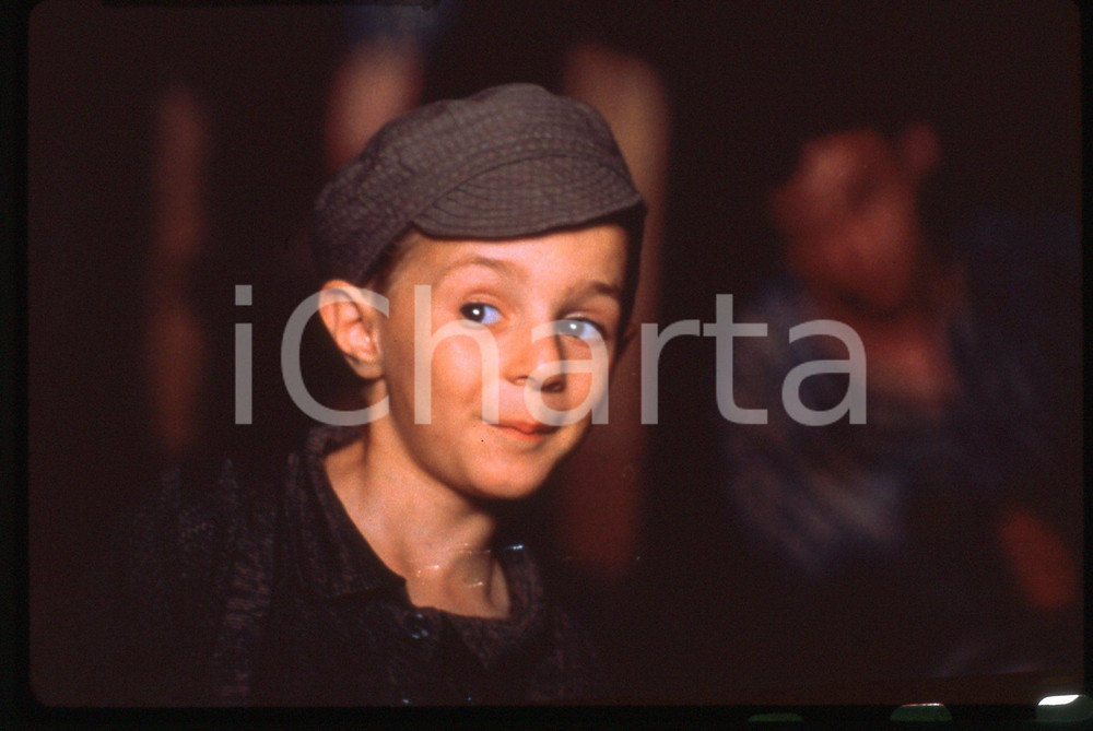 35mm vintage slide*1997 LA VITA E' BELLA Giorgio CANTARINI Scena del film  Diapositiva d'epoca, in formato 35 mm. CONDIZIONI: GOODE' severamente vietata la riproduzione. Tutti i diritti sono riservati. ICharta mette in vendita, sul negozio eBay e in esclusiva sul sito "icharta" il proprio archivio composto da numerose diapositive e negativi fotografici d'epoca, tutti originali e autentici, che attraversano la storia del costume italiano tra gli la fine degli anni Sessanta e Novanta.Si tratta di uno sguardo inedito sull'attualit&agrave;, la politica, la vita quotidiana, il gossip e la cultura, che fotografa il cambiamento della nazione in quest'ultimo scorcio del XX secolo. Un'occasione unica per il mercato del collezionismo, che vede finalmente disponibile un archivio eccezionale per vastit&agrave;, tematiche e condizioni, in un settore (il negativo fotografico e la diapositiva) di assoluta novit&agrave; e dalle interessanti prospettive di investimento.    originale e autentica 1