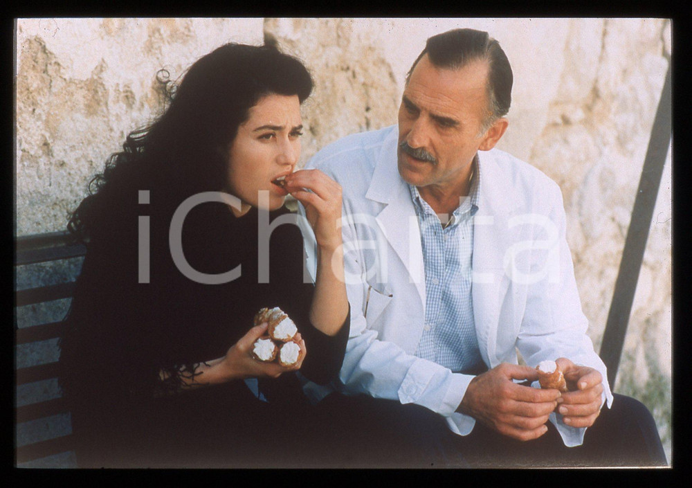 35mm vintage slide *1996 LA MADRE INUTILE Jacqueline LUSTIG in una scena   Diapositiva d'epoca, in formato 35 mm. CONDIZIONI: GOODE' severamente vietata la riproduzione. Tutti i diritti sono riservati. ICharta mette in vendita, sul negozio eBay e in esclusiva sul sito "icharta" il proprio archivio composto da numerose diapositive e negativi fotografici d'epoca, tutti originali e autentici, che attraversano la storia del costume italiano tra gli la fine degli anni Sessanta e Novanta.Si tratta di uno sguardo inedito sull'attualit&agrave;, la politica, la vita quotidiana, il gossip e la cultura, che fotografa il cambiamento della nazione in quest'ultimo scorcio del XX secolo. Un'occasione unica per il mercato del collezionismo, che vede finalmente disponibile un archivio eccezionale per vastit&agrave;, tematiche e condizioni, in un settore (il negativo fotografico e la diapositiva) di assoluta novit&agrave; e dalle interessanti prospettive di investimento.    originale e autentica 1