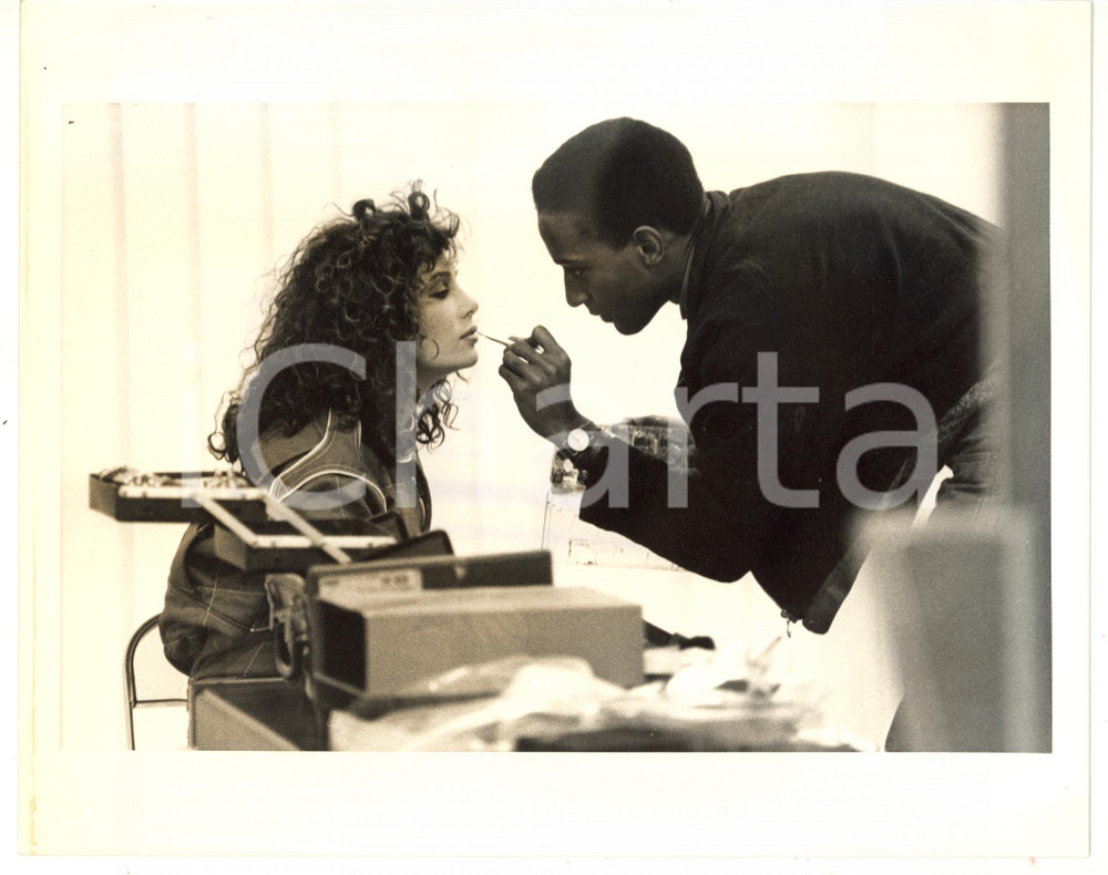 1990 ca CINEMA L'attrice Kelly LeBROCK al trucco *Foto 25x20 cm (3) Fotografia d'agenzia. CONDIZIONI: FAIR (alone diffuso; minima piegatura all'angolo inferiore destro; macchia lungo il margine sinistro)FORMATO: 25x20 cm GOOD/buono   originale e autentica 1