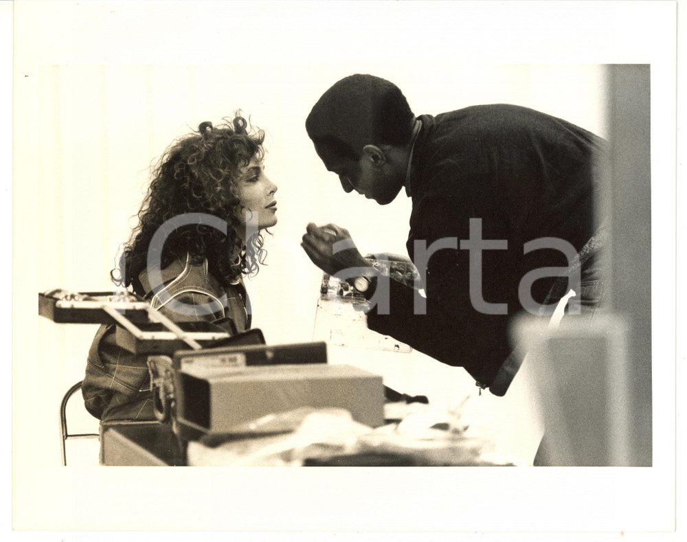 1990 ca CINEMA L'attrice Kelly LeBROCK al trucco *Foto 25x20 cm (2) Fotografia d'agenzia. CONDIZIONI: G (ma alone diffuso)FORMATO: 25x20 cm    originale e autentica 1