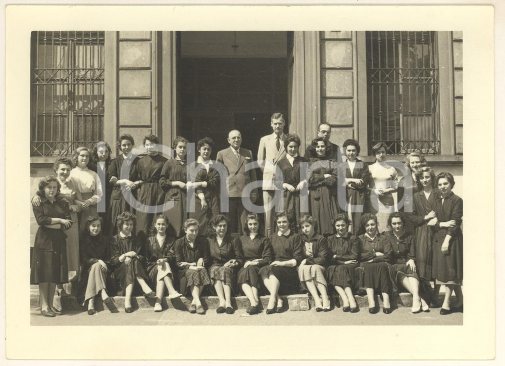 1960 ca MILANO Prof. Francesco MELZI D'ERIL con una classe liceale Foto 18x13 cm Fotografia d'epoca, con le firme al verso degli alunni ritratti.   GOOD/buono   originale e autentica 1