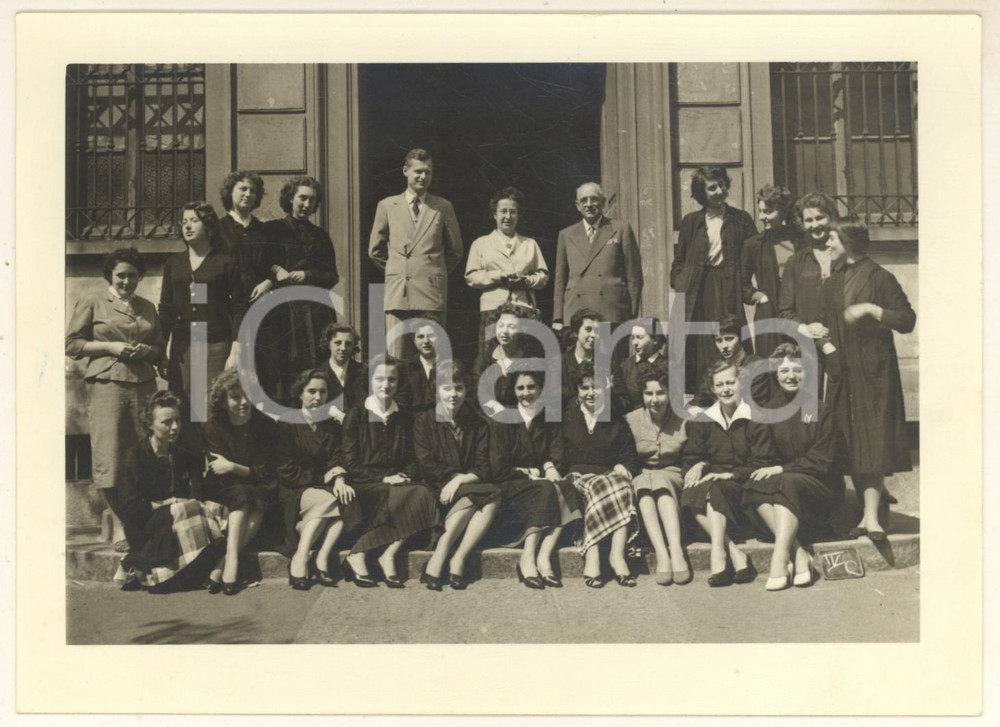 1953 MILANO Prof. Francesco MELZI D'ERIL con una classe liceale *Foto 18x13 cm Fotografia d'epoca, con le firme al verso degli alunni ritratti. CONDIZIONI: G   GOOD/buono   originale e autentica 1