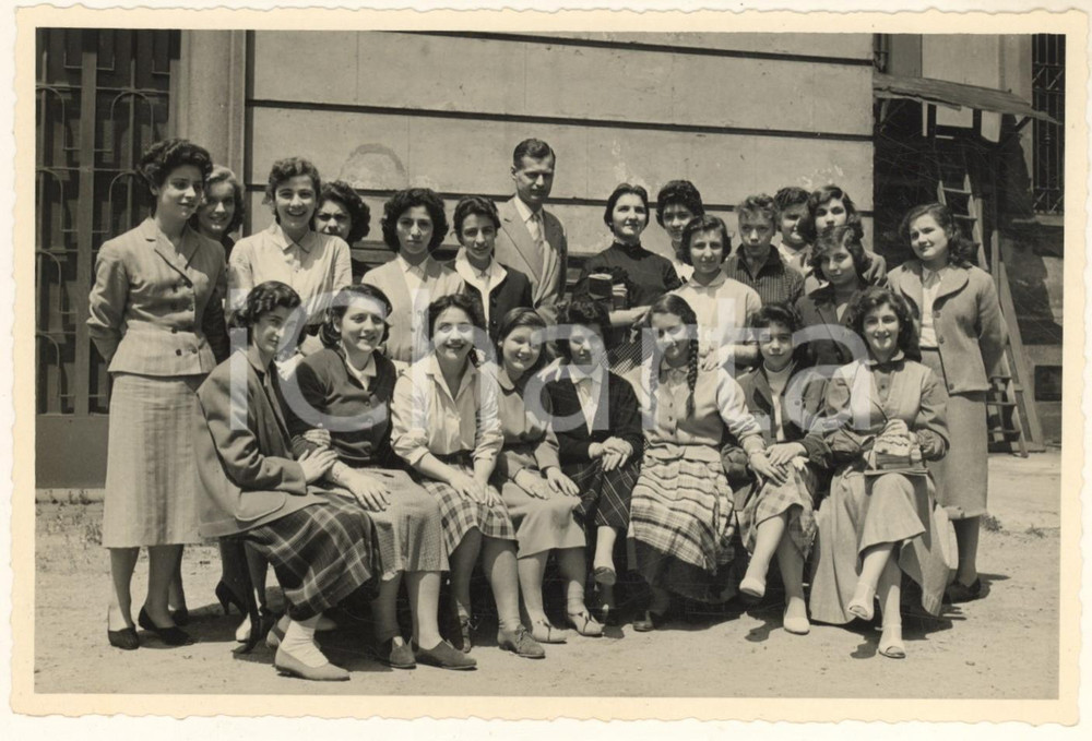 Fotografia d epoca originale 1955 ca MILANO Prof. Francesco MELZI D ERIL con una classe liceale Foto 18x13 1