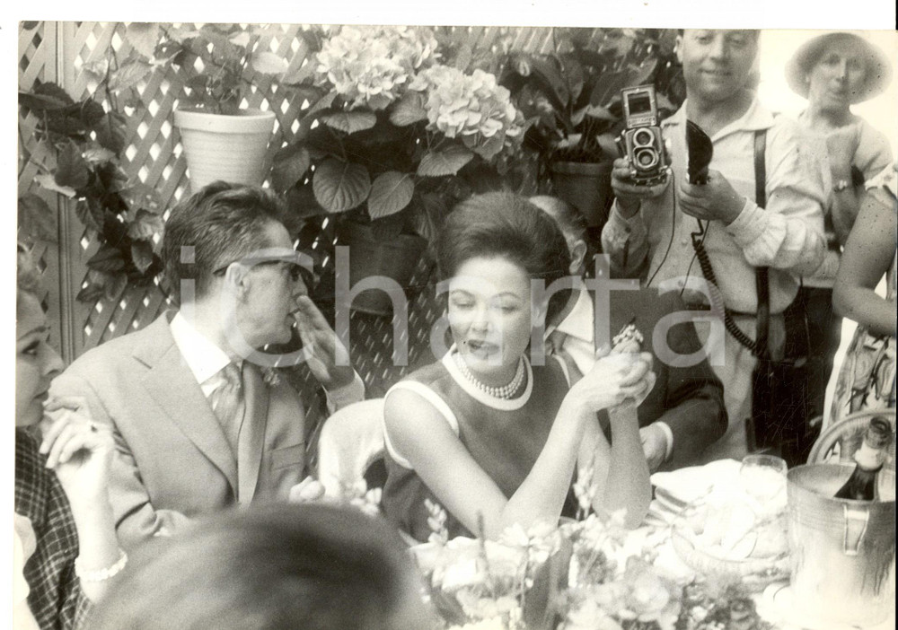 Fotografia d epoca originale 1955 ca CANNES FILM FESTIVAL Celebrità a pranzo Fotografia 26x18 cm 5 1