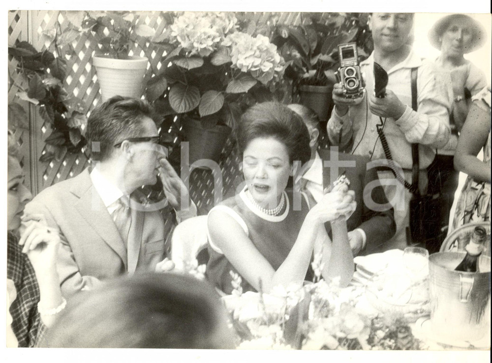 Fotografia d epoca originale 1955 ca CANNES FILM FESTIVAL Celebrità a pranzo Fotografia 26x18 cm 4 1