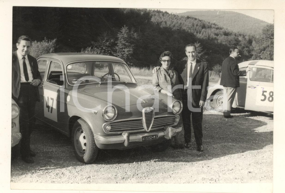 Fotografia d epoca originale 1960 ca RALLY Renata ANGIOLINI in posa con ALFA ROMEO Giulia Foto JOLLY CLUB 1