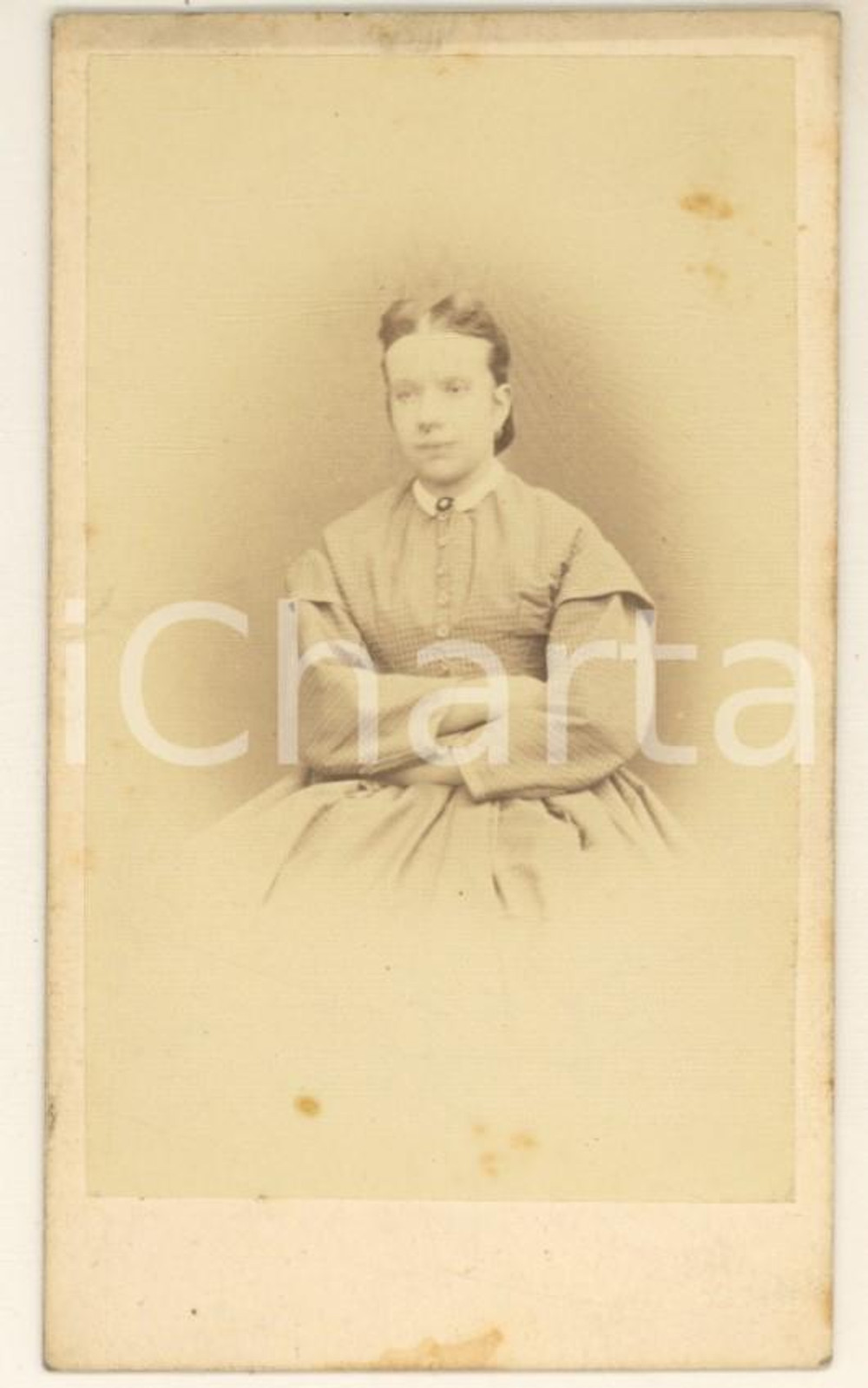 1900 ca ITALIA Giovane donna in abito a quadretti - Fotografia CDV Fotografia d'epoca originale su cartoncino morbido. FAIR/discreto fioriture Formato: 6x10 cm originale e autentica 1