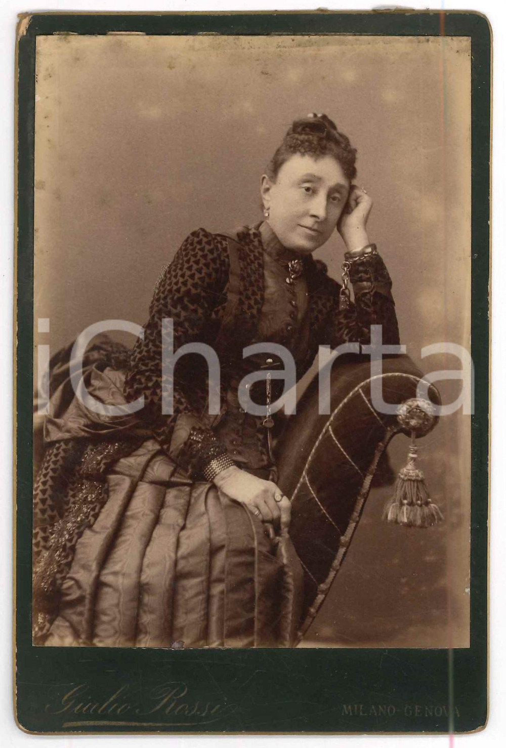 1890 ca MILANO Nobildonna in abito scuro - Fotografia Giulio ROSSI 15x10 cm Fotografia d'epoca originale su cartoncino rigido.FOTOGRAFO: Giulio Rossi - Milano/GenovaCorso Vittorio Emanuele, 20, MilanoVia Garibaldi, 6 e Salita delle Battistine, 6, Genova GOOD/buono  Formato: 15x10 cm originale e autentica 1