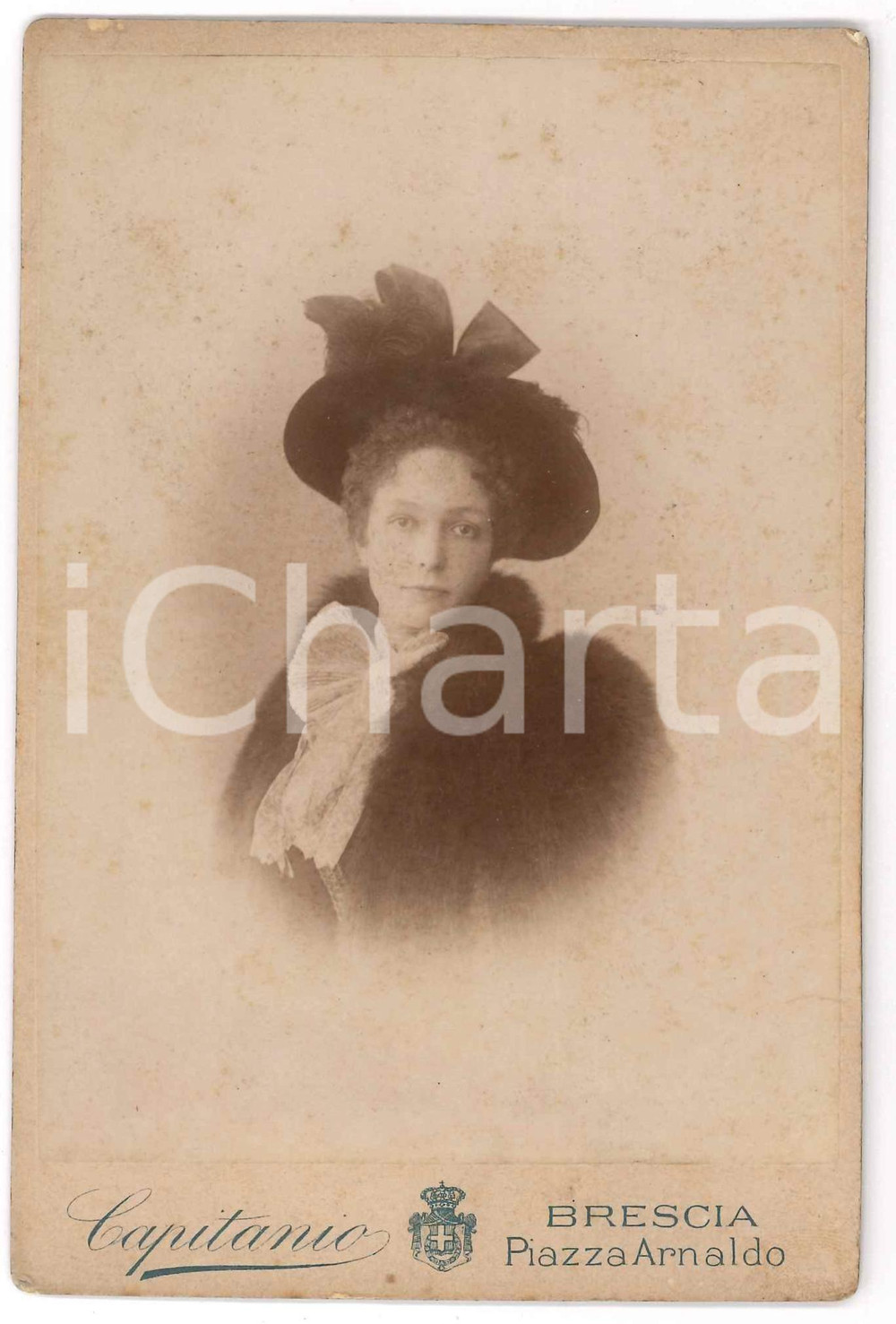 1900 ca BRESCIA Donna con fiocco e cappello - Foto Cristoforo CAPITANIO 10x15 cm Fotografia d'epoca originale, su cartoncino rigido.FOTOGRAFO: Cristoforo Capitanio - BresciaPiazza Arnaldo GOOD/buono  Formato: 10x15 cm originale e autentica 1