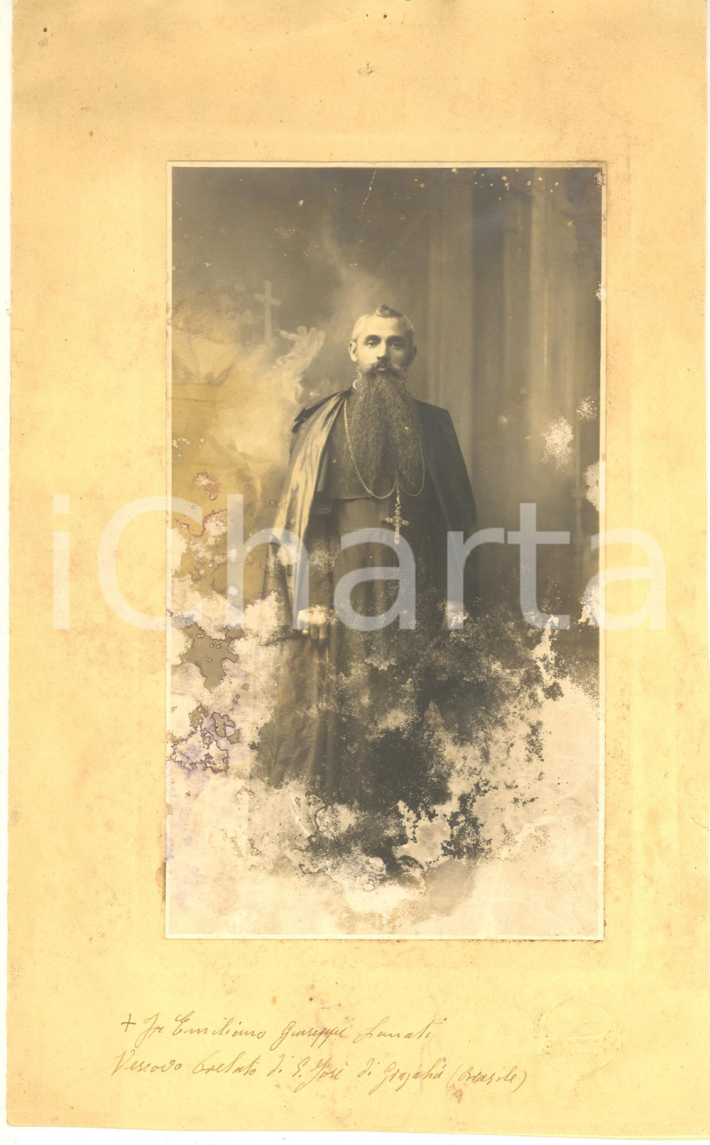 1930 MILANO Fr. Emiliano Giuseppe LONATI vescovo GRAJAÚ BRASILE Foto DANNEGGIATA Rara fotografia originale d'epoca, che ritrae mons. Emiliano Giuseppe Lonati, nominato nel 1930 a Milano vescovo prelato.Esercitò la sua attività nella diocesi di S. Giuseppe di Grajaù in Brasile.FOTOGRAFO: Carlo De Marchi - Milano  VERY POOR/gravemente danneggiato danni estesi da umidità; cartoncino di supporto parzialmente scollato; piccolo strappo marginale FORMATO: 20x32 cm originale e autentica 1