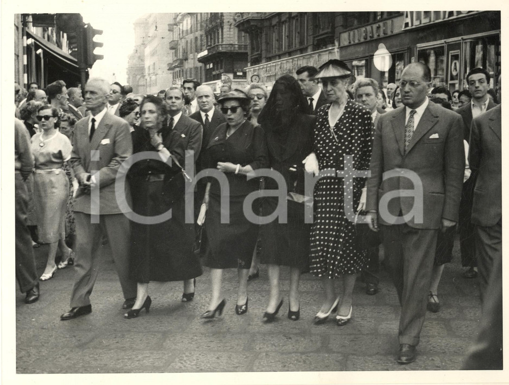 1953 MILANO via Mazzini - Corteo funebre attore Ruggero RUGGERI *Foto 8 Fotografia originale d'epoca. FAIR/discreto lievi graffi; residui cartacei al verso Formato: 24x18 cm originale e autentica 1