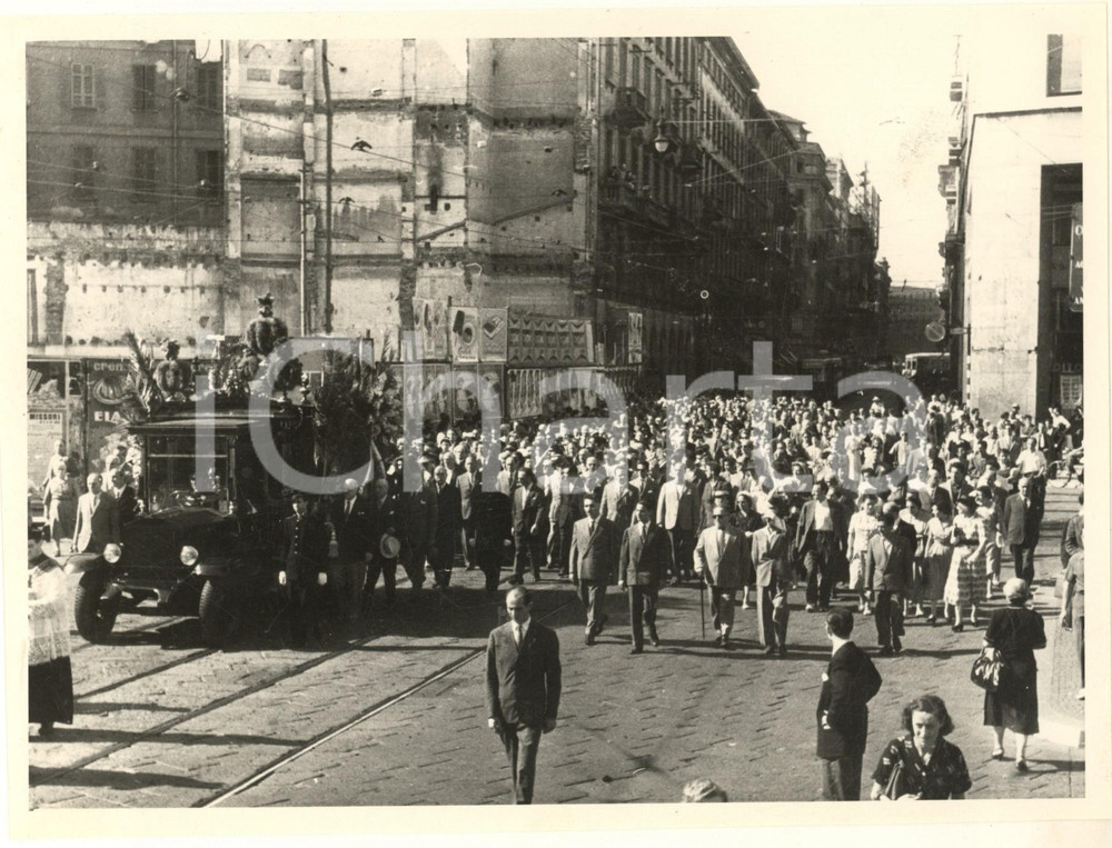 1953 MILANO MISSORI - Corteo funebre attore Ruggero RUGGERI *Foto (2) Fotografia originale d'epoca. FAIR/discreto lievi graffi; residui cartacei al verso; lievi macchie in trasparenza Formato: 24x18 cm originale e autentica 1
