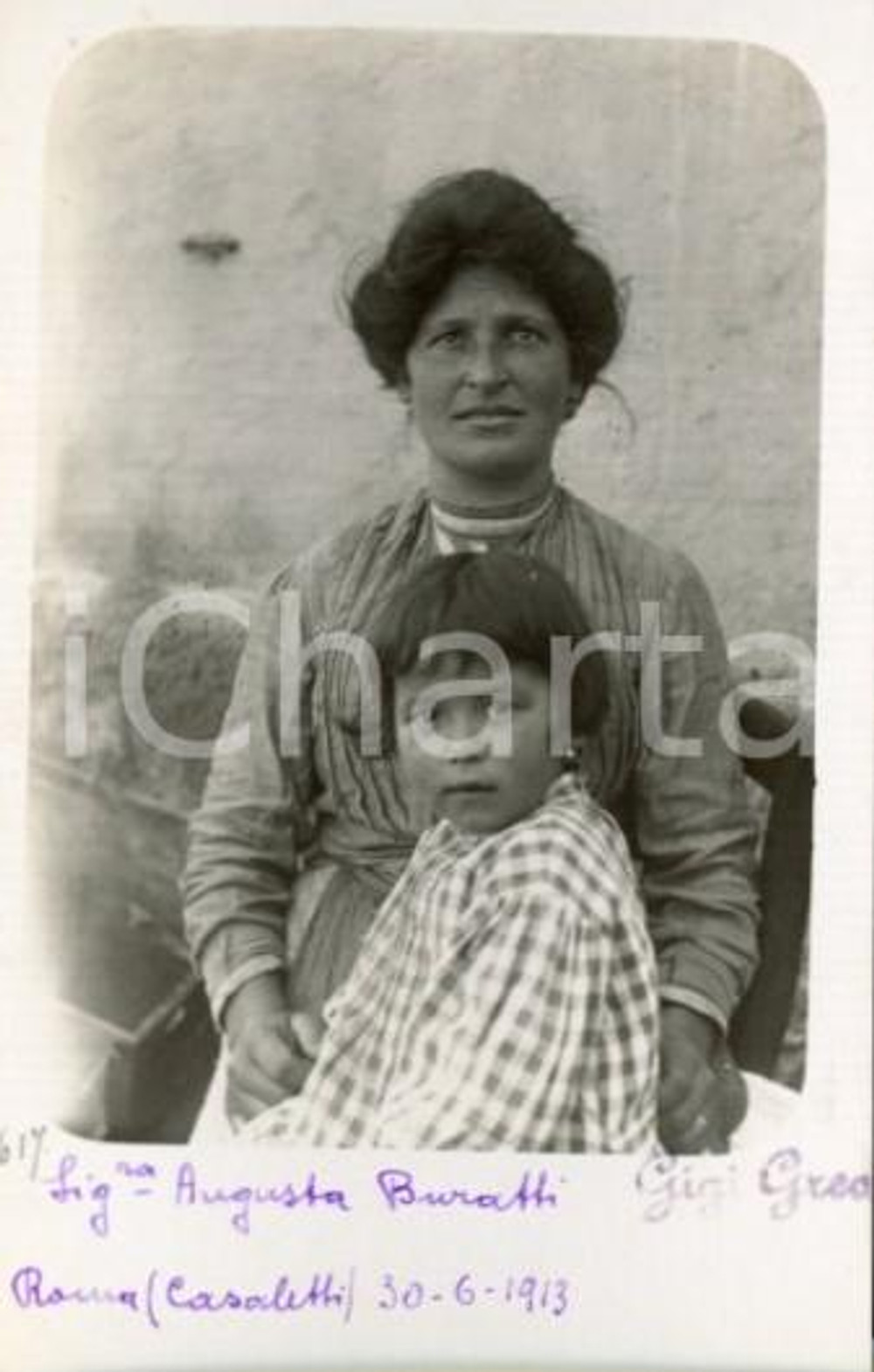 1913 ROMA CASALOTTI Augusta BURATTI e figlia - Ritratto Luigi GREA *Foto (1) Fotografia originale d'epoca, in formato cartolina postale.Si tratta di uno scatto realizzato da un fotografo amatoriale, Luigi "Gigi" Grea, funzionario delle ferrovie.Didascalia manoscritta originale. GOOD/buono  Formato: 9x14 cm originale e autentica 1