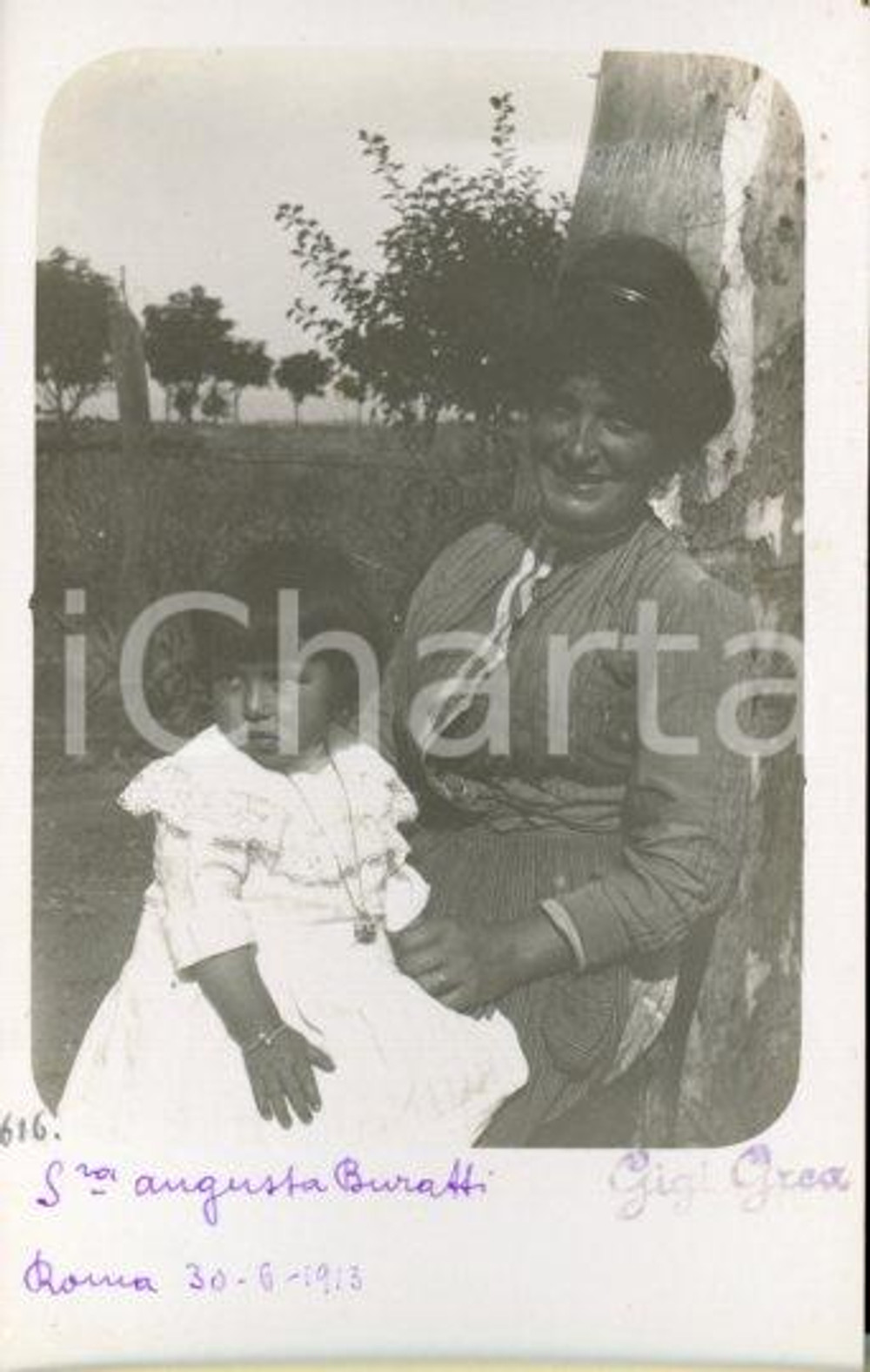 1913 ROMA CASALOTTI Augusta BURATTI e figlia - Ritratto Luigi GREA *Foto (2) Fotografia originale d'epoca, in formato cartolina postale.Si tratta di uno scatto realizzato da un fotografo amatoriale, Luigi "Gigi" Grea, funzionario delle ferrovie.Didascalia manoscritta originale. GOOD/buono  Formato: 9x14 cm originale e autentica 1