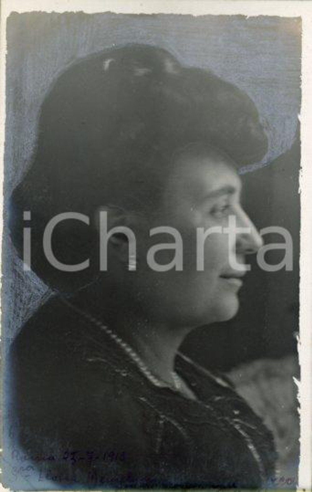 1913 ROMA Ritratto Elvira MENICHINI - Profilo *Fotocartolina Luigi GREA (1) Fotografia originale d'epoca, in formato cartolina postale.Si tratta di uno scatto realizzato da un fotografo amatoriale, Luigi "Gigi" Grea, funzionario delle ferrovie. FAIR/discreto ritocchi manuali Formato: 9x14 cm originale e autentica 1